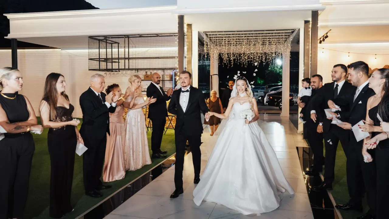 What To Wear To A Formal Wedding: Classic Looks And Practical Rules For 2026