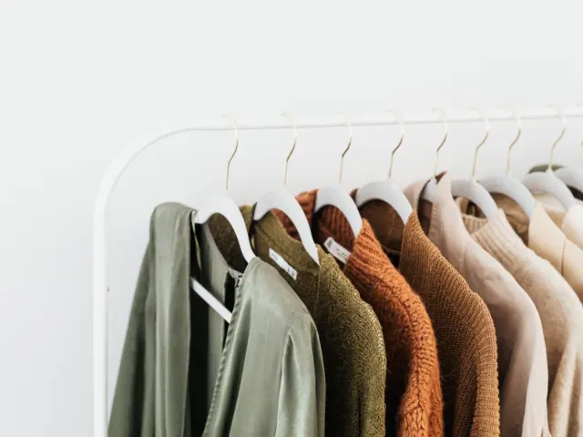 Capsule Wardrobe Made Simple: How To Build A Stylish, Low-Stress Closet In 2026